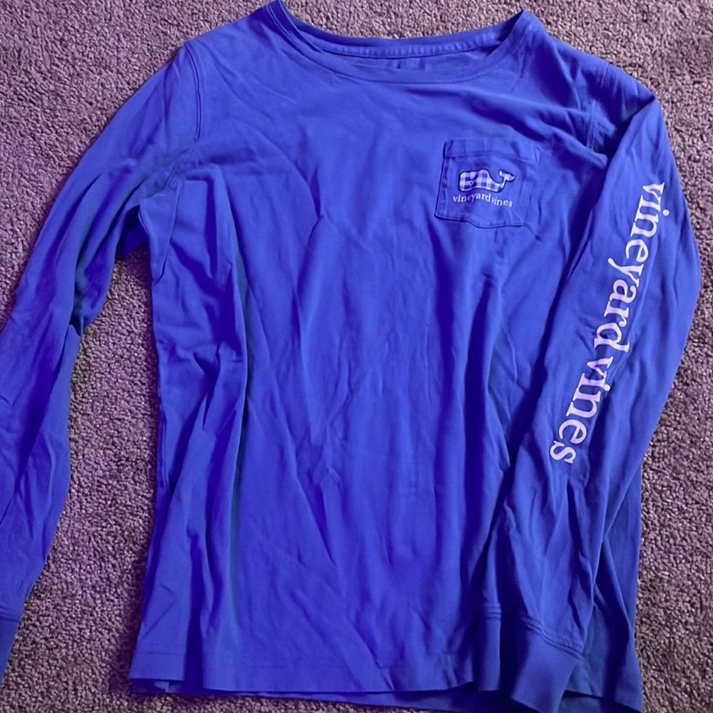 woman’s long sleeve vineyard vines top